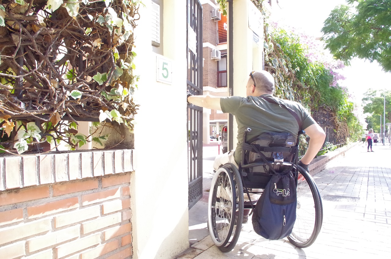 Persona con discapacidad accediendo a una vivienda