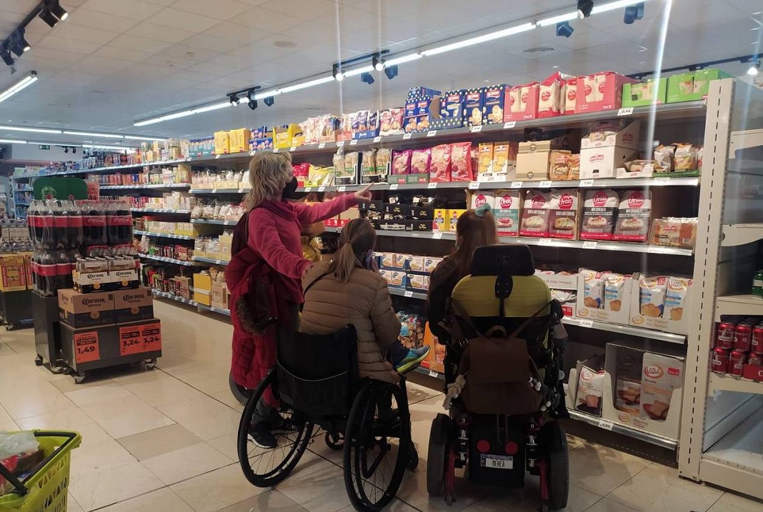 Varias personas comprando en un supermercado